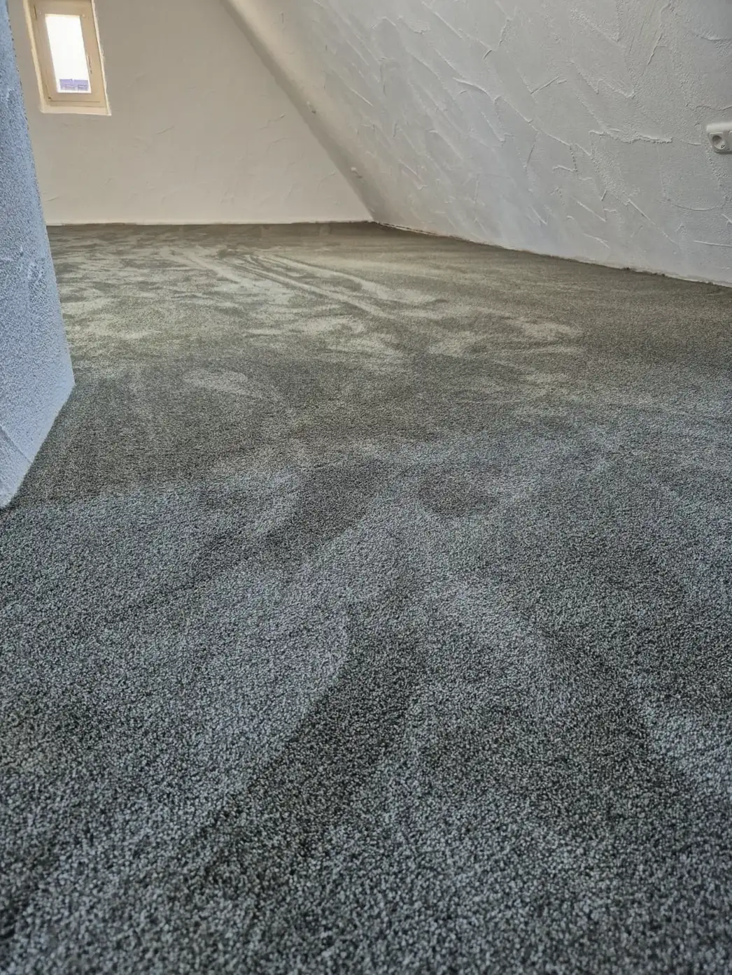 Teppichboden grau meliert im Dachgeschoss Grauer melierter Teppichboden in Dachgeschossraum mit Dachschräge