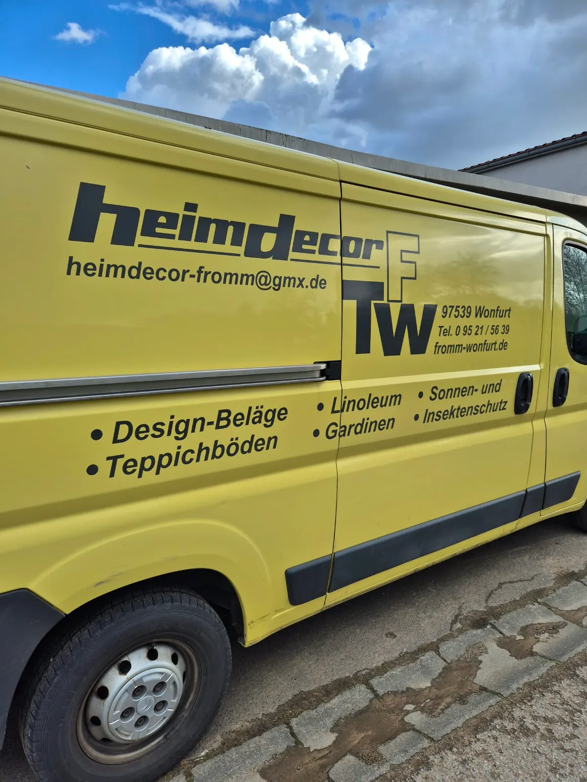 Gelber Firmentransporter von heimdecor Fromm mit Hinweis auf Designbeläge und Teppichböden