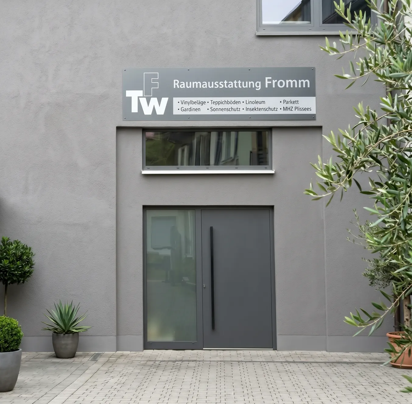 Raumausstattung Fromm in Wonfurt Firmengebäude Firmengebäude der Raumausstattung Fromm in Wonfurt mit Firmenschild über dem Eingang