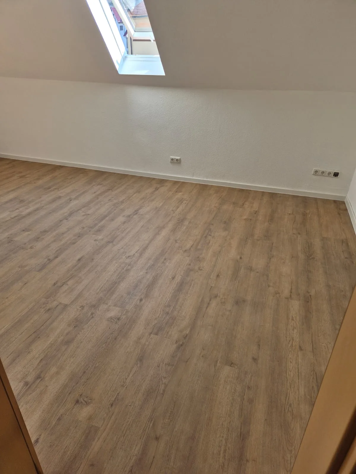 Vinyl Designboden Holzoptik verlegt Vinyl-Designboden in Holzoptik in Raum mit Dachfenster